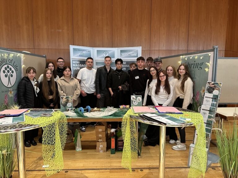Schülerinnen und Schüler präsentieren den Messestand der Übungsfirma Vitality of Life GmbH