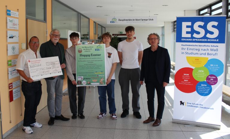Schüler der Eduard-Spranger-Schule Freudenstadt übergeben Spendenscheck über 800€ an den 1. Vorsitzenden der EIGENSINN-Stiftung