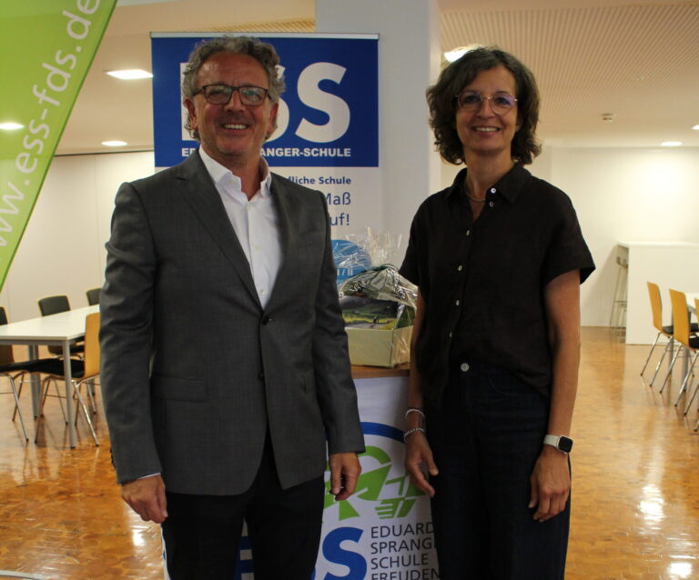Svenja Kilgus (Fachabteilungsleitung) und Antonio Jakob (Direktor) von der ESS