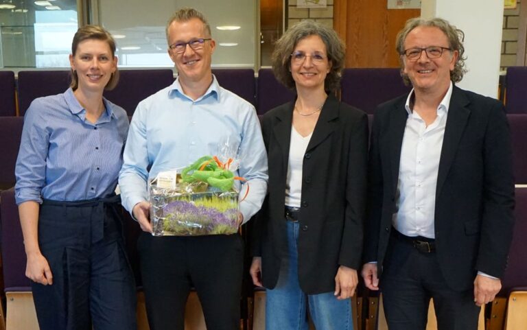 Von links: Schulleitungsteam mit Frau Schwenker, neuem Studiendirektor Herr Hemper mit Geschenk, Frau Kilgus und Schulleiter Herr Jakob