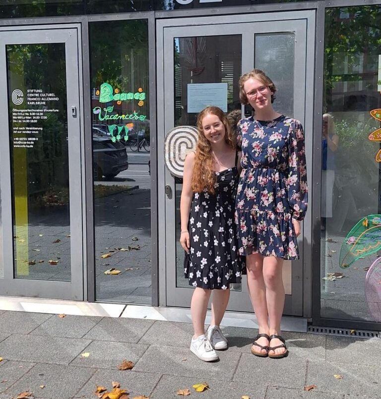2 Schülerinnen vor dem Eingang des Centre Culturel Franco-Allemand in Karlsruhe