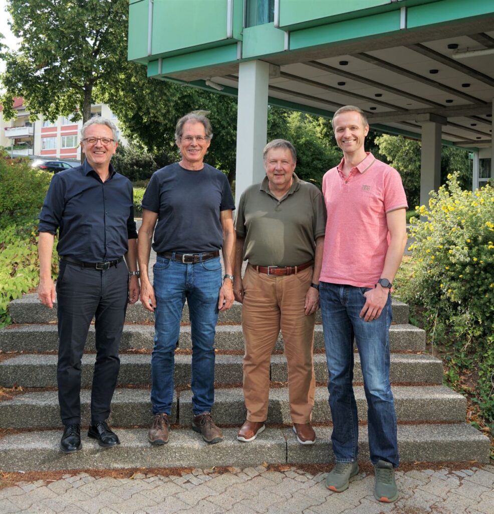 Schulleiter Antonio Jakob, Klaus Scheffold; Jochen Ganzhorn und Stephan Reinhardt (v.l.) stehen zusammen bei der Verabschiedung der Kollegen Scheffold und Ganzhorn auf der Treppe vor dem Schulgebäude